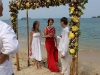 Подружка невесты отдает ее жениху